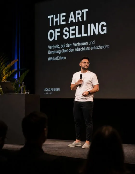 Maik Heiligensetzer auf der Bühne vor einer Präsentation mit dem Titel „The Art of Selling“